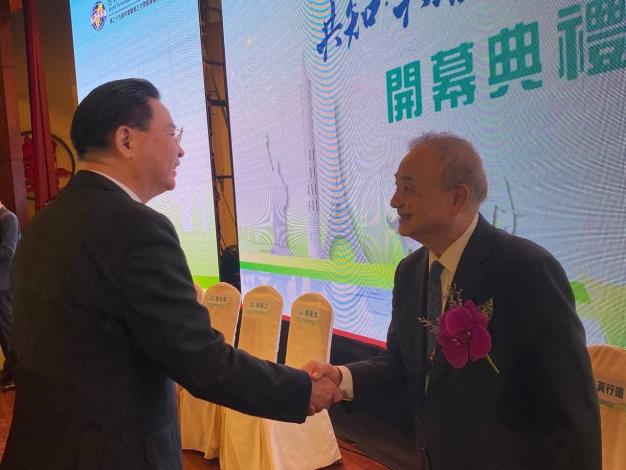 圖說二：外交部長吳釗燮與世界台灣商會聯合總會監事長彭良治致意。