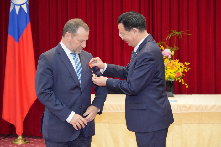 圖說一：外交部長吳釗燮（右）頒贈澳洲「國會友台小組」共同主席派瑞眾議員（左）「睦誼外交獎章」。