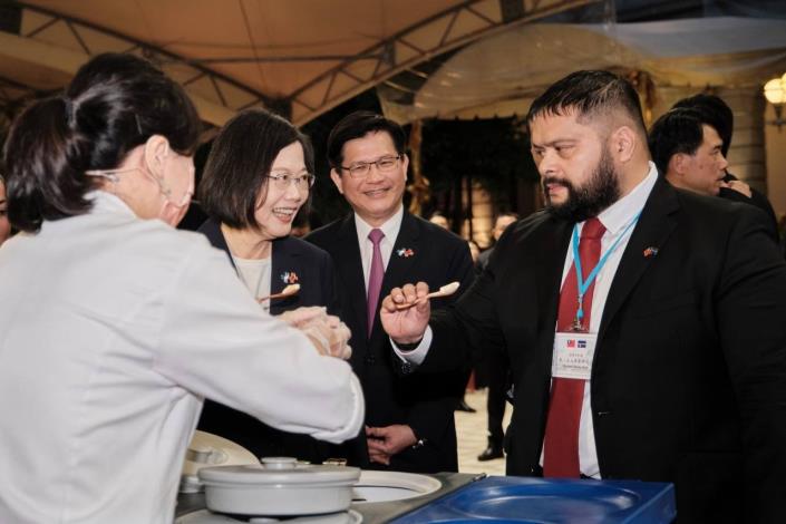 圖說四：蔡英文總統與諾魯共和國總統昆洛斯閣下（H. E. Russ Joseph Kun）聽取台灣青創店家介紹如何以在地食材製作冰淇淋，並品嚐香菜口味的冰淇淋。