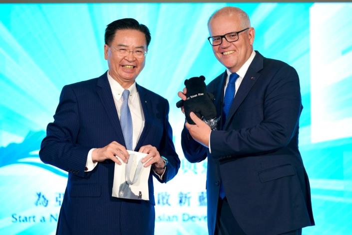 圖說三：外交部部長吳釗燮（左）與澳洲前總理莫里森（Scott Morrison）（右）合影並致贈台灣「喔熊」象徵雙方的友誼。
