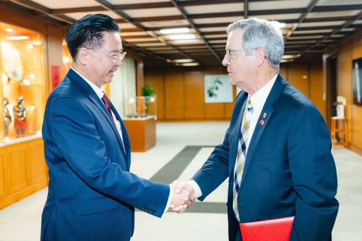 圖說一：外交部長吳釗燮（左）歡迎「加台國會議員友好協會」共同主席麥唐諾（Michael MacDonald）參議員（右）。