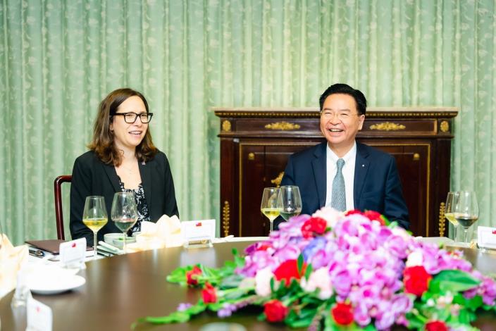 圖說二：外交部長吳釗燮（右）款宴美國在台協會主席羅森柏格（Laura Rosenberger）（左），雙方熱絡交換意見。