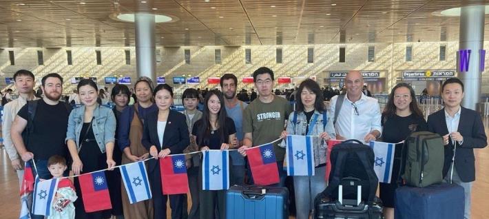圖說一：我國駐以色列代表李雅萍（左七）及同仁前往機場，協助照料搭乘撤僑專機的國人及僑民。