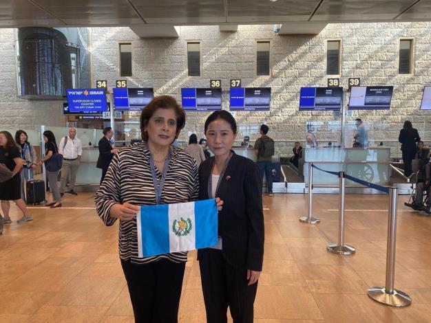 圖說二：瓜地馬拉駐以色列大使Ava Atzum Arévalo de Moscoso（左）向我駐以色列代表李雅萍表達謝意。