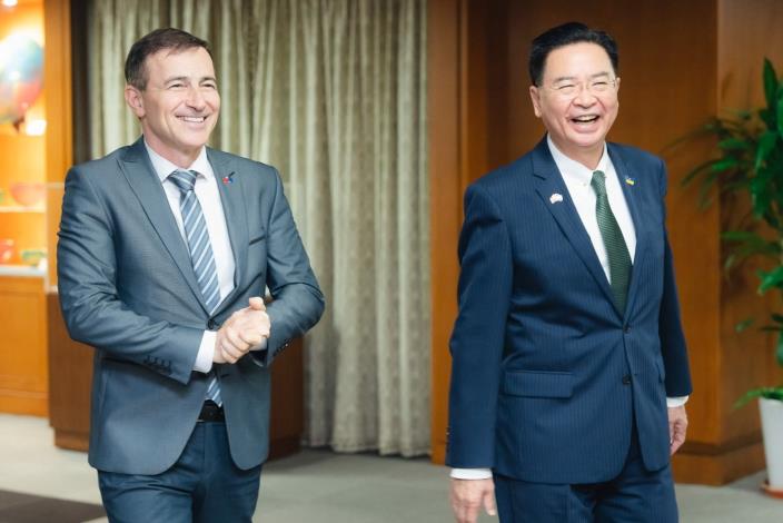 圖說一：外交部長吳釗燮（右）熱誠歡迎歐洲議會友台小組第一副主席柯契夫（Andrey Kovatchev）（左），雙方相談甚歡。