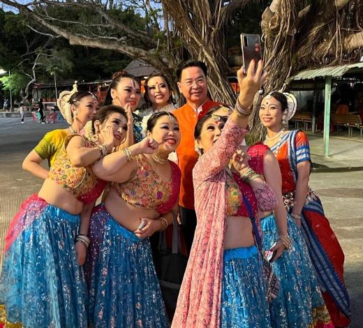 圖說四：印度傳統舞蹈表演團體邀請外交部長吳釗燮自拍合影。