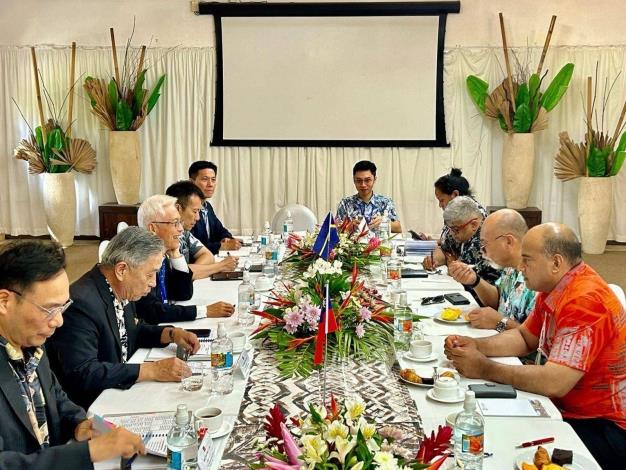 圖說一：外交部政務次長田中光與諾魯共和國代表團進行雙邊會談。