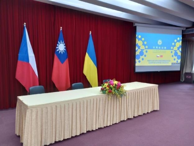 圖說四：簽約儀式現場放置台灣、捷克及烏克蘭三國國旗，並運用「台灣挺自由」主視覺，凸顯台捷援烏、合作力挺自由烏克蘭。