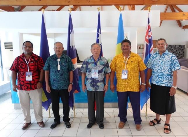 圖說三：外交部政務次長田中光（中）和諾魯外交暨貿易部次長塔布那（Dominic Joselito Tabuna）（左一）、馬紹爾群島總統柯布亞（David Kabua）（左二）、帛琉國務部長Gustav N. Aitaro（右二）及吐瓦魯總理拿塔諾（Kausea Natano）（右一）等與會各國代表團合影。