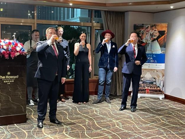 圖說二：吳部長（右一）與斯洛伐克駐台代表霍布諾（Bruno Hromy）（左二）與來訪斯國藝術家及米其林主廚共同舉杯慶祝斯國國慶及兩國20年友誼。