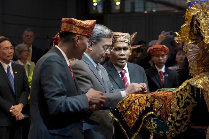 圖說一：印尼方依照「米南佳保」（Minangkabau）文化贈外交部政務次長李淳祝福之物。