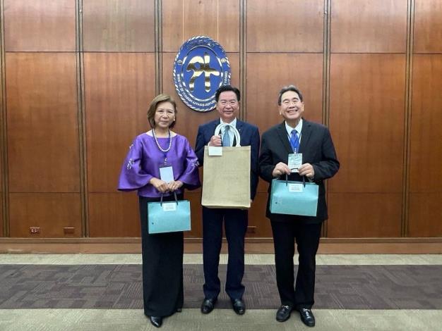 圖說四：菲律賓羅杰格（Rufus B. Rodriguez）眾議員（右一）及菲律賓洪麗慈（Jocelyn Sy Limkaichong）眾議員（左一）與外交部長吳釗燮互贈禮物。