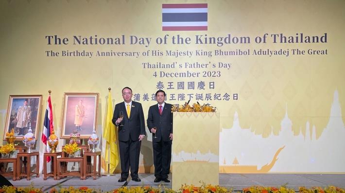 圖說一：外交部常務次長陳立國出席泰國國慶酒會，與泰國貿易經濟辦事處馬化欣（Sunh Arunrugstichati）代理代表共同聆聽泰國國歌。