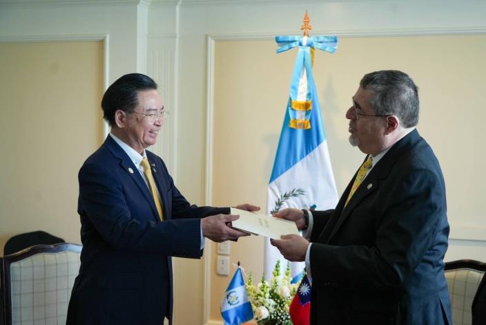 圖說一：外交部長吳釗燮晉見瓜地馬拉新任總統阿雷瓦洛（Bernardo Arévalo）。