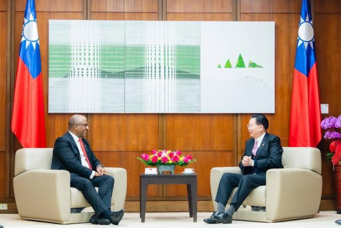 圖說一：外交部長吳釗燮（右）與史瓦帝尼王國中央銀行總裁蒙尼斯（Dr. Phil Mnisi）（左）會談。