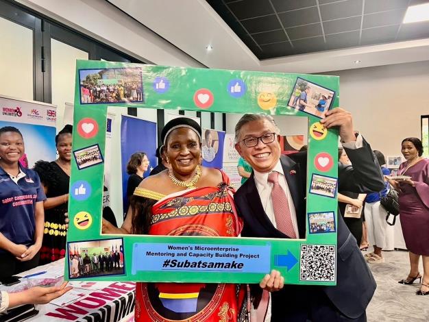 圖說一：我國駐史國大使梁洪昇及史國副總理札杜莉（Thulisile Dladla）在展示攤位前合影。