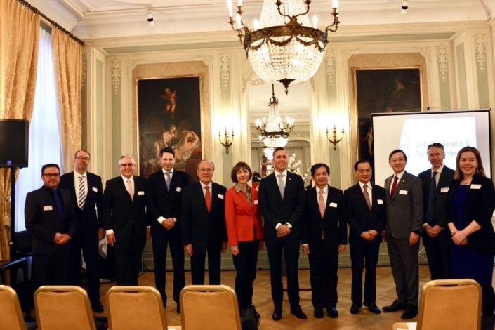 圖說一：我國駐瑞士代表黃偉峰大使（右五）、美國駐瑞士大使Scott C. Miller（右六）及我國駐歐盟兼比利時代表李淳大使（右三）與研討會講者合影。