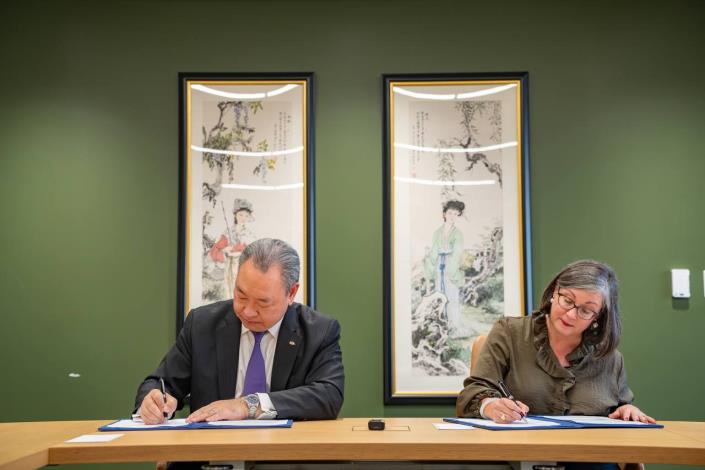 圖說一：我國駐美國代表俞大㵢大使及美國在台協會（AIT）執行理事藍鶯（Ingrid Larson）在華府簽署「台美加勒比海區域技術合作協議」