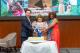 圖說三：馬紹爾群島共和國駐台大使卡蒂爾（Anjanette Kattil）（中）與外交部長吳釗燮（左）、聖文森及格瑞那丁駐台大使暨駐台使節團團長柏安卓（Andrea Bowman）（右）共同切蛋糕祝賀馬國45週年憲法日。