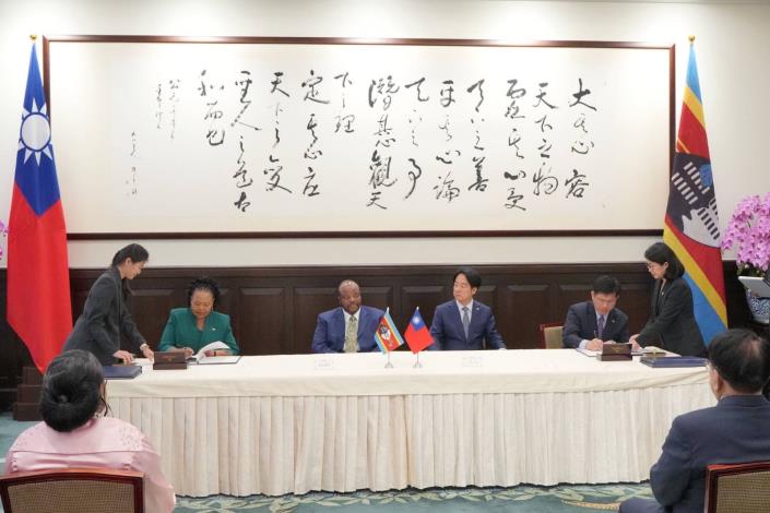 圖說一：外交部長林佳龍（右一）與史瓦帝尼王國外交暨國際合作部長戴柏莉（H.E. Pholile Shakantu）（左一）在賴清德總統（右二）及史瓦帝尼王國國王恩史瓦帝三世陛下（H.M. King Mswati III）（左二）見證下簽署台史聯合聲明。