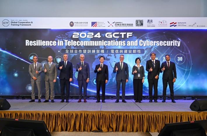 圖說一：全球合作暨訓練架構（GCTF）電信與資安韌性國際研習營合辦國家代表及貴賓合影，自左起：荷蘭在台辦事處處長譚敬南（Guido Tielman）、加拿大駐台北貿易辦事處處長倪傑民（Jim Nickel）、英國在台辦事處處長鄧元翰（John Dennis）、美國在台協會台北辦事處副處長柯傑民（Jeremy Cornforth）、數位發展部部長黃彥男、澳洲辦事處處長馮國斌（Robert Fergusson）、外交部北美司司長王良玉、日本台灣交流協會副代表岡島洋之、澳洲網路事務暨關鍵科技大使Brendan Dowling。