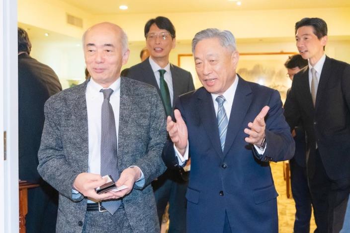 圖說一：外交部政務次長田中光（右）歡迎「日本國際問題研究所」理事長佐佐江賢一郎（左）。