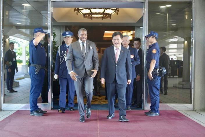 圖說一：外交部長林佳龍（右）歡迎聖克里斯多福及尼維斯聯邦總理德魯（Terrance Drew）（左）率團訪台。