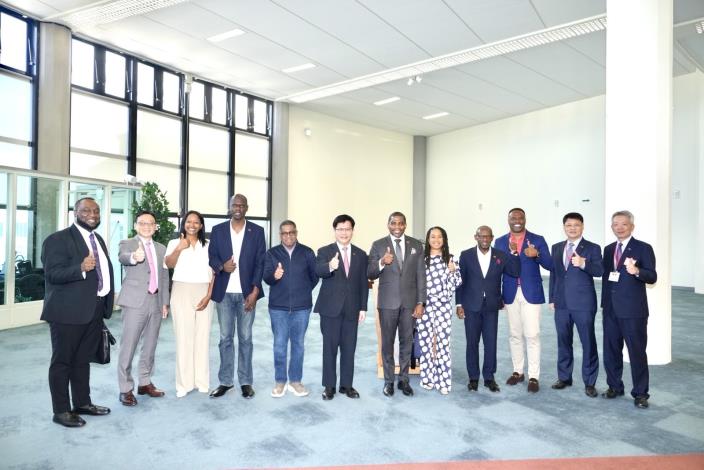 圖說二：外交部長林佳龍（左六）與聖克里斯多福及尼維斯聯邦總理德魯伉儷（右六及右五）及訪問團團員合影。