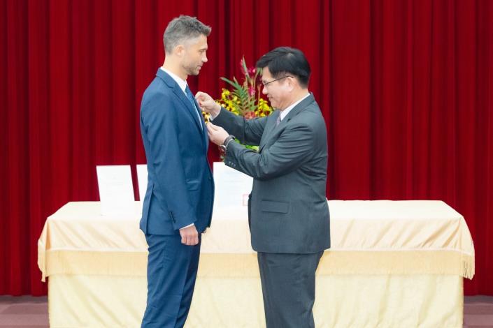 圖說一：外交部長林佳龍（右）頒贈歐洲經貿辦事處處長高哲夫（Filip Grzegorzewski）（左）「睦誼外交獎章」。