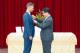 圖說一：外交部長林佳龍（右）頒贈歐洲經貿辦事處處長高哲夫（Filip Grzegorzewski）（左）「睦誼外交獎章」。