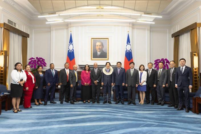 圖說二：馬紹爾群島共和國國會議長瓦西伉儷（左七、八）訪團晉見總統賴清德（右八）。