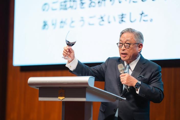 圖說一：外交部政務次長田中光致詞時與在場貴賓敬酒。