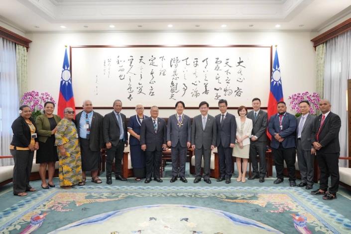 圖說一：伊塔雷理議長（左七）訪團乙行由外交部長林佳龍（右七）陪同晉見賴清德總統（右八）。