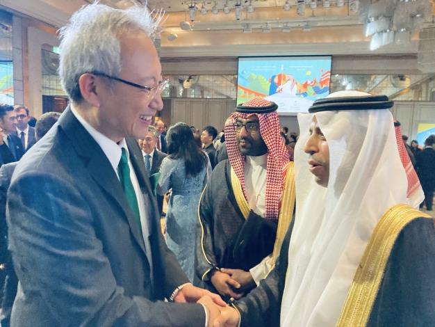 圖說一：外交部政務次長吳志中向沙烏地阿拉伯駐台商務辦事處艾德爾代表恭賀沙國建國94週年國慶。