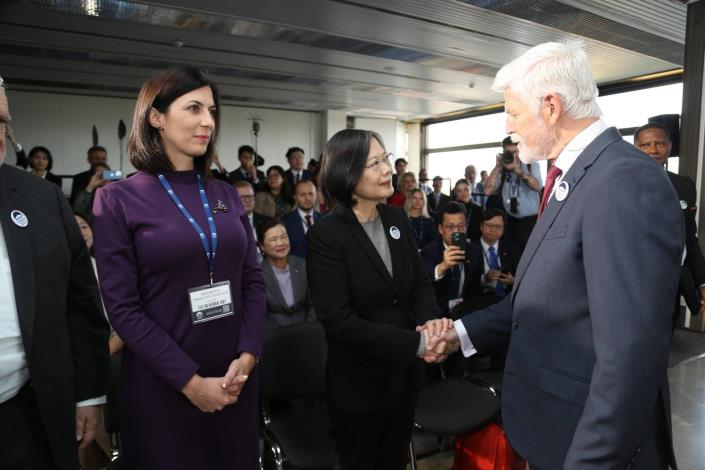 圖說一：蔡英文前總統與捷克總統帕維爾（Petr Pavel）於捷克公元兩千論壇（Forum 2000）互動致意。