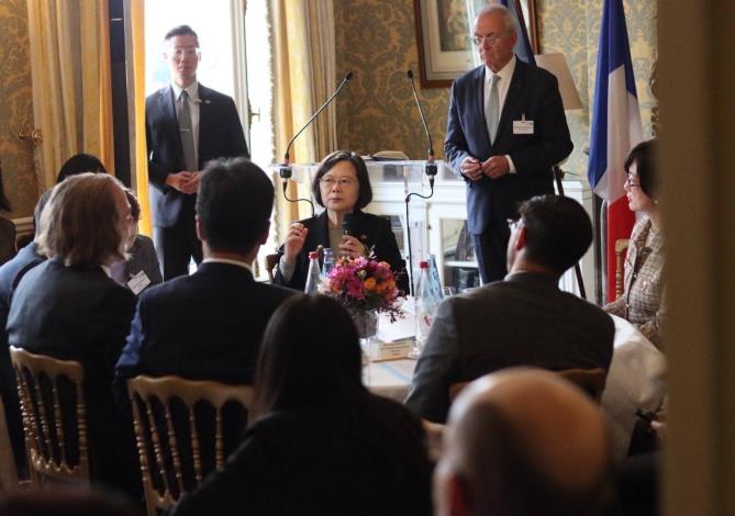 圖說五：蔡英文前總統出席法國「國際企業行動聯盟」（MEDEF International）所舉辦「台法企業交流會」，演講後與企業代表交換意見。
