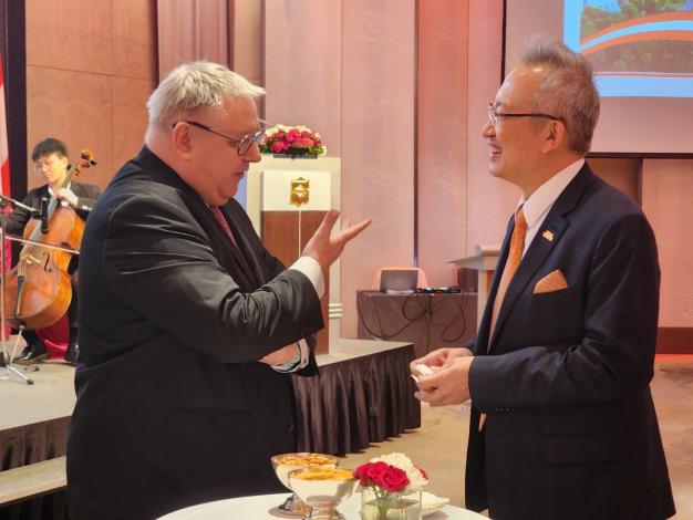 圖說一：外交部政務次長吳志中（右）與奧地利台北辦事處代表何士誠（Christian Helbig）於「2024奧地利國慶酒會」交流。