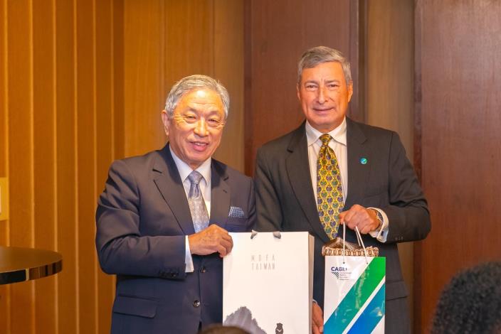 圖說一：外交部政務次長田中光與團長中美洲銀行瓜地馬拉董事傑馬利（Mario Jacobs）合影。