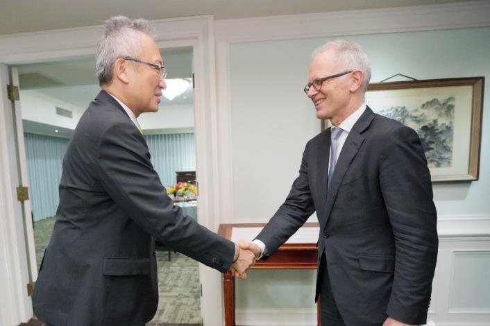 圖說一：外交部政務次長吳志中歡迎德國聯邦經濟及氣候保護部常務次長菲力浦（Udo Philipp）訪台。