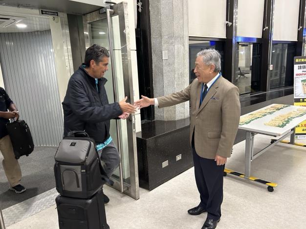 圖說一：外交部政務次長田中光（右）歡迎帛琉總統惠恕仁（Surangel Whipps, Jr.）（左）來台轉機。