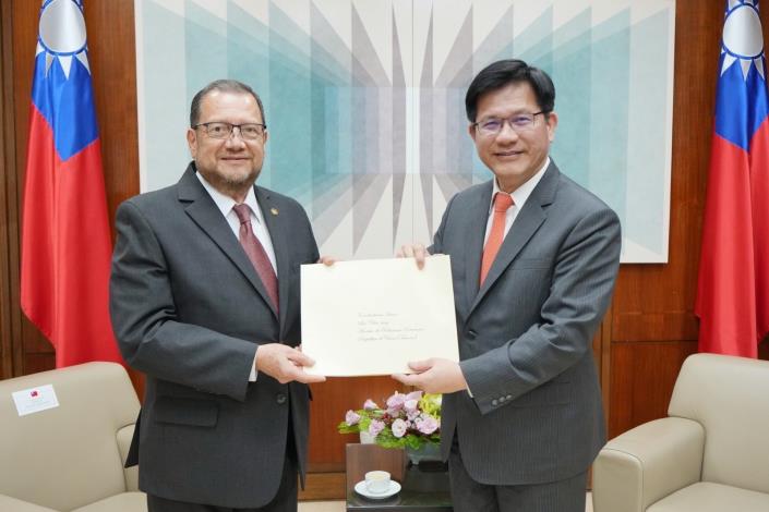 圖說一：外交部長林佳龍接受瓜地馬拉新任駐台大使艾特維（Luis Raúl Estévez López）（左）呈遞到任國書副本。