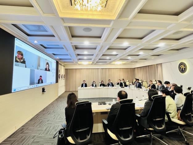 圖說二：業務交流會議，我國相關部會與歐銀團隊互動交流。