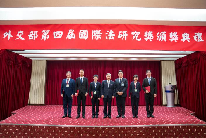 圖說二：外交部第四屆國際法研究獎頒獎典禮合照(由左至右依序為臺灣大學林同學、臺北大學林同學、臺灣大學吳同學、外交部政務次長田中光、洪偉勝律師、臺灣大學劉同學及政治大學蔡同學)。