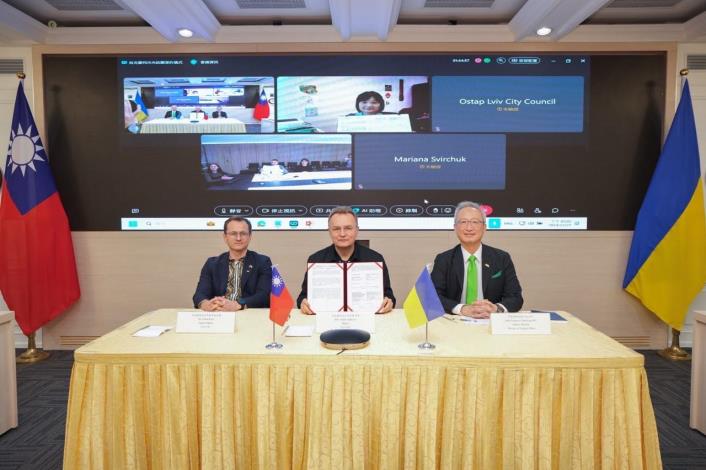 圖說三：我國駐波蘭代表處、烏克蘭利沃夫市政府與烏克蘭利沃夫地區綜合醫院12月27日在外交部政務次長吳志中見證下，以視訊方式簽署「有關重建烏克蘭利沃夫市UNBROKEN醫療園區合作與夥伴關係備忘錄」。