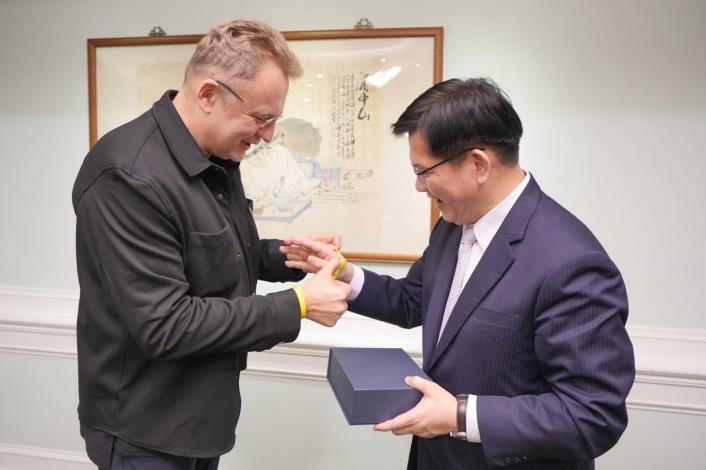 圖說一：烏克蘭利沃夫（Lviv）市長薩多維（Andriy Sadovyy，左）替外交部長林佳龍戴上UNBROKEN（無堅不摧）特色手環，象徵雙方友好情誼。