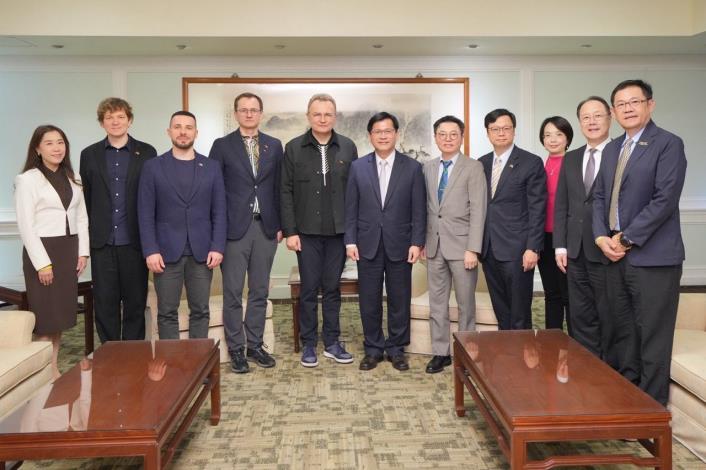 圖說二：外交部長林佳龍（中）設宴歡迎烏克蘭利沃夫市長訪團一行，宴後與出席貴賓合影留念。