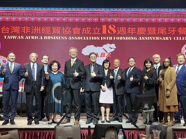 圖說一：外交部政務次長吳志中（左五）與台灣非洲經貿協會（TABA）理事長林原（左六）及其他與會貴賓合影。