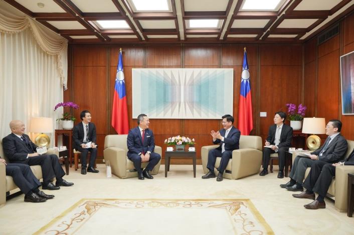 圖說一：外交部長林佳龍與日本眾議員鈴木英敬交換意見。