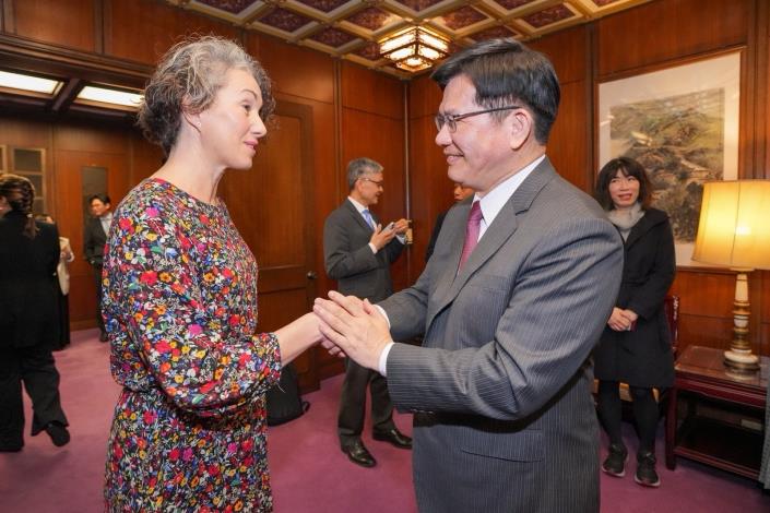 圖說一：外交部長林佳龍（右）歡迎柴萍恩下議員（Sarah Champion MP）率團訪台。