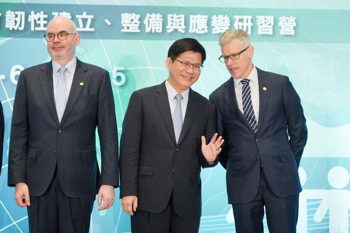 圖說三：外交部長林佳龍與「全球合作暨訓練架構」（GCTF）夥伴國代表寒暄互動。